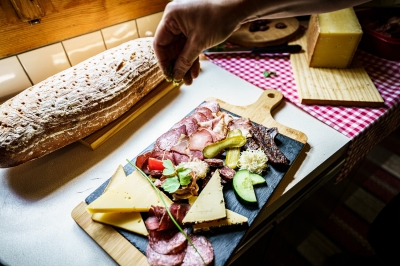 Bild: Enjoying fresh bread and cold cuts on a mountain hut.